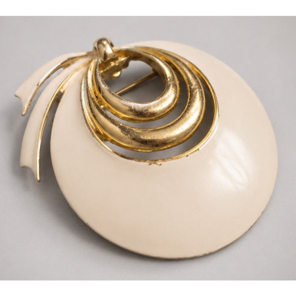 Vintage Modernist White Enamel Wreath Brooch Pin 1.75" Gold-tone Metal go-58 - Picture 2 of 6